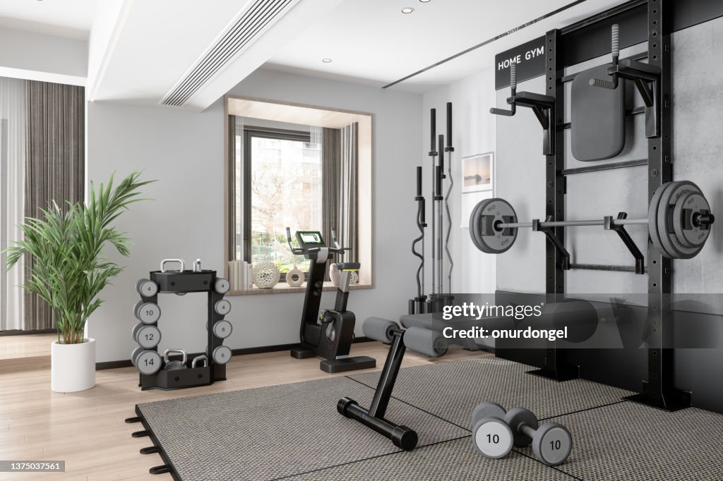 Home Gym mit Langhantel, Hanteln, Heimtrainer und anderen Sportgeräten