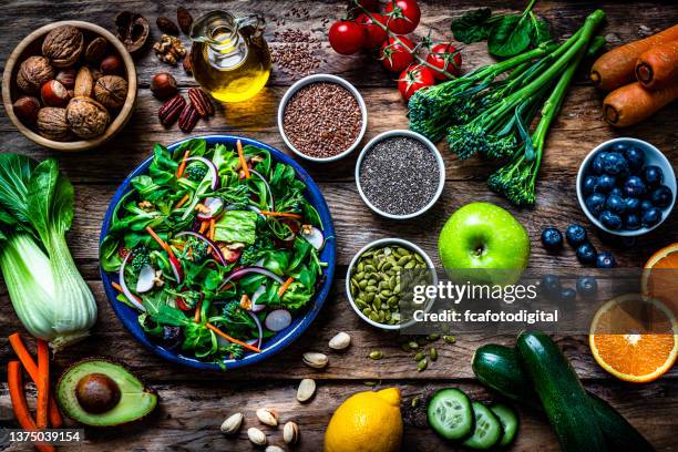 gesunder obst- und gemüsesalat teller auf rustikalem tisch - almond oil stock-fotos und bilder