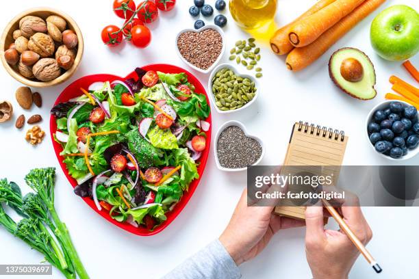 gesundes obst und gemüse salat rezept - abspecken stock-fotos und bilder