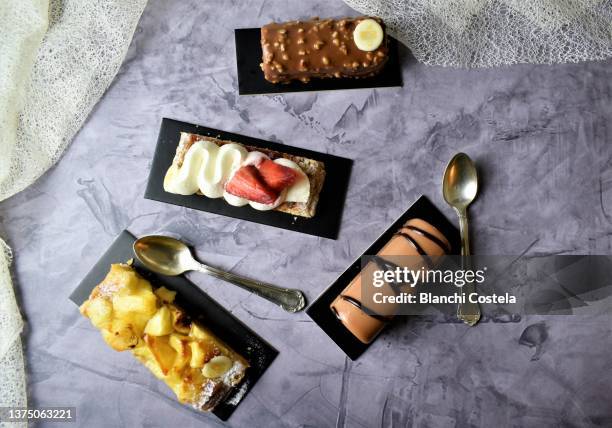 small cakes of different flavors on a table - banana cream pie from above stock pictures, royalty-free photos & images