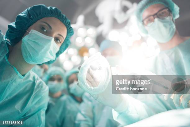 equipe medica che esegue operazioni chirurgiche - anesthetic foto e immagini stock