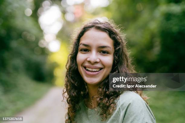 mulher sorridente no parque natural - parque natural - fotografias e filmes do acervo