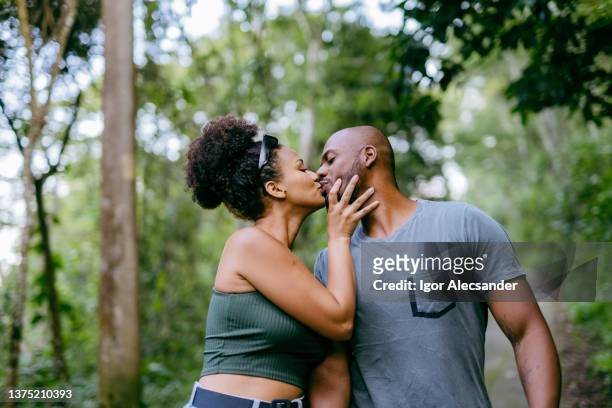 african american couple in the natural park - boyfriend 個照片及圖片檔