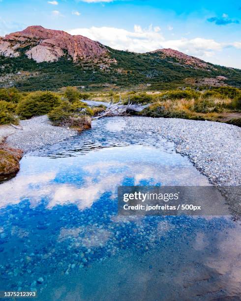 mirror as a transparent water,scenic view of lake against sky,santa cruz province,argentina - santa cruz province argentina stockfoto's en -beelden