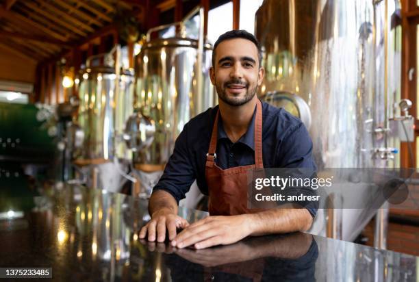 business owner working at a craft beer brewery - distillery 個照片及圖片檔