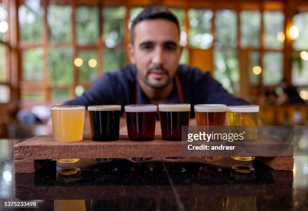 brewmaster at a bar ready for a beer tasting - brewmaster stockfoto's en -beelden