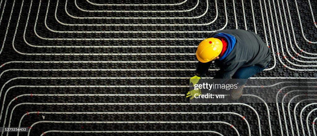 Klempnerveredelung von Heizungsrohren unter Dem Boden