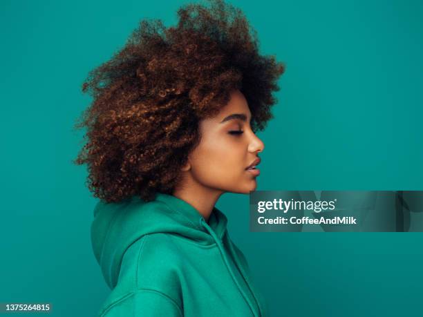 beautiful afro woman - profile portrait stock pictures, royalty-free photos & images