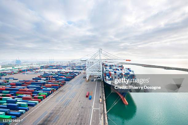 container ship - dock photos et images de collection
