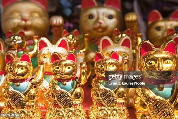 maneki neko; waving cat for sale; yuyuan bazaar - chinese dolls stock pictures, royalty-free photos & images