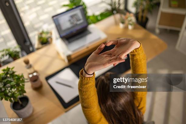 working in office whole day - strekken stockfoto's en -beelden