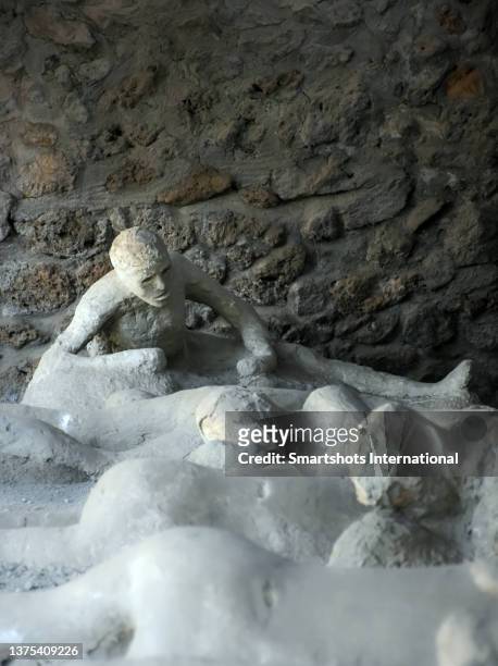 molds of dead bodies caused by mt. vesuvius eruption in pompei, campania, italy - dead body - fotografias e filmes do acervo