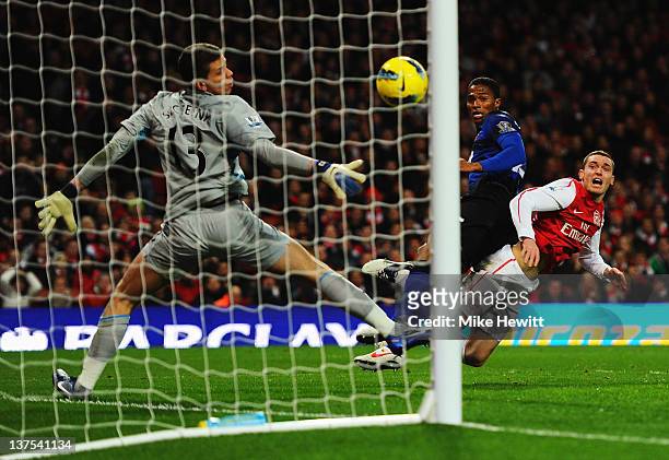 Antonio Valencia of Manchester United beats Wojciech Szczesny and Thomas Vermaelen of Arsenal to score their first goal during the Barclays Premier...