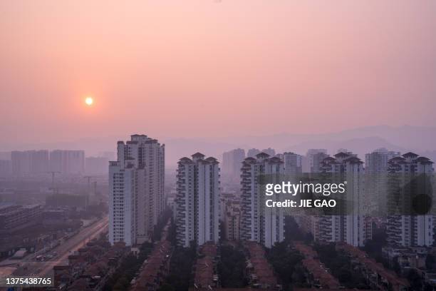 early morning sunrise in the city - burning city stock pictures, royalty-free photos & images