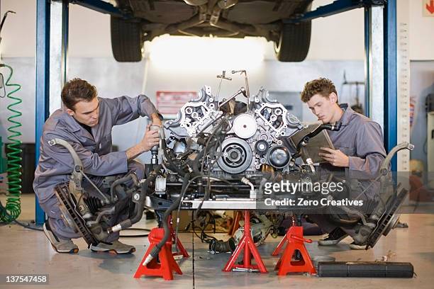mechaniker arbeiten am auto-motor - auto mechaniker stock-fotos und bilder