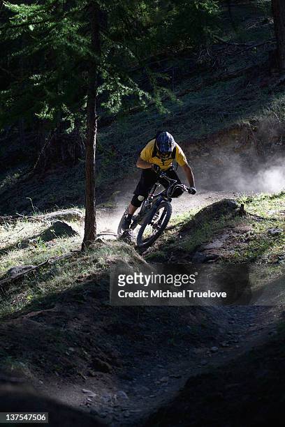 mountain biker on dirt path - mountainbiken fietsen stockfoto's en -beelden