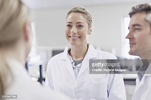 scientifique de laboratoire souriant pathologists - scientifique blouse blanche photos et images de collection
