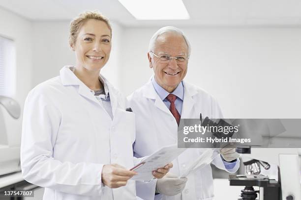 wissenschaftler sprechen in pathology lab - portrait zwei männer wissenschaft stock-fotos und bilder