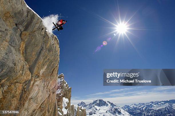 skifahrer im midair auf schneebedeckte berge - freeze motion stock-fotos und bilder
