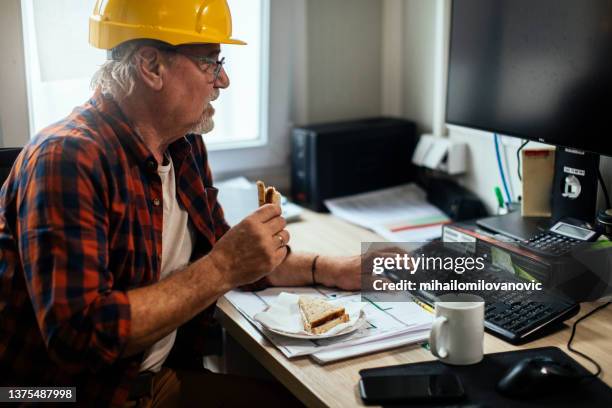 es gibt keine zeit zu verlieren - construction worker office people stock-fotos und bilder