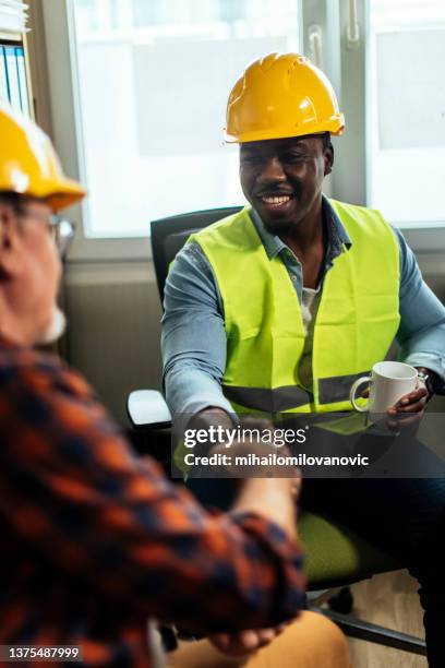 wir freuen uns auf die zusammenarbeit - construction worker office people stock-fotos und bilder