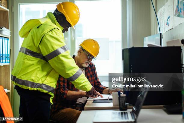 putting in the final touches - construction site tech stockfoto's en -beelden