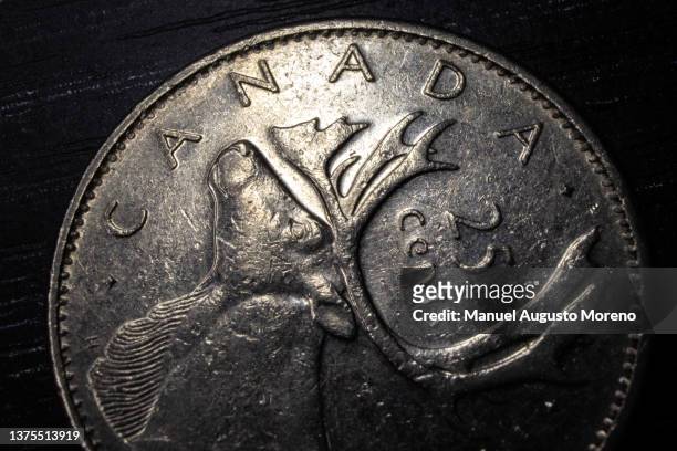 canadian currency: 25 canadian cents - canadese valuta stockfoto's en -beelden