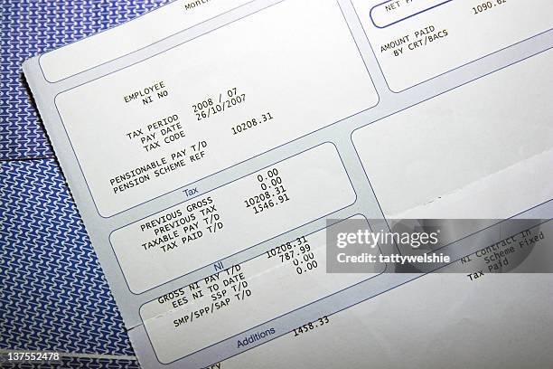 relatives au bulletin de salaire - bulletin-de-paie photos et images de collection