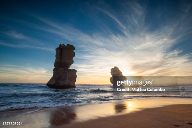 twelve apostles at sunset, australia - coluna de calcário marítimo imagens e fotografias de stock