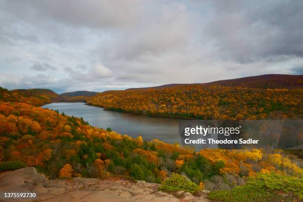 lake of the clouds autumn study #3 - upper peninsula stockfoto's en -beelden