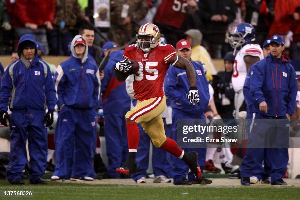 Vernon Davis of the San Francisco 49ers scores a 73-yard toucdown reception against the New York Giants in the first quarter during the NFC...