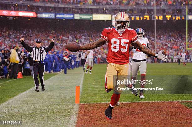 San Francisco 49ers tight end Vernon Davis scores after a 73-pass play against the New York Giants in the first quarter of their NFC Championship...