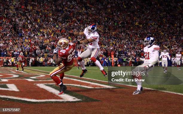 Vernon Davis of the San Francisco 49ers catches a 28-yard touchdown pass in the third quarter against Corey Webster of the New York Giants during the...