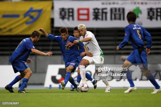 Hulk of Tokyo Verdy controls the ball under pressure of Oita Trinita defense during the J.League J1 match between Oita Trinita and Tokyo Verdy at...