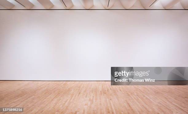 empty wall in an exhibition space - kunstmuseum stock-fotos und bilder