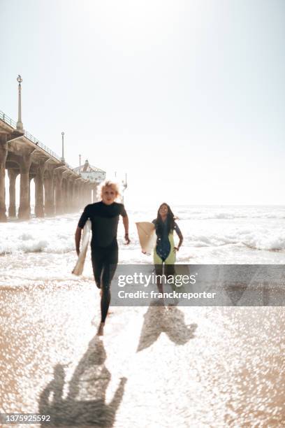 surfer-freunde, die ruhe am strand - manhattan beach stock-fotos und bilder