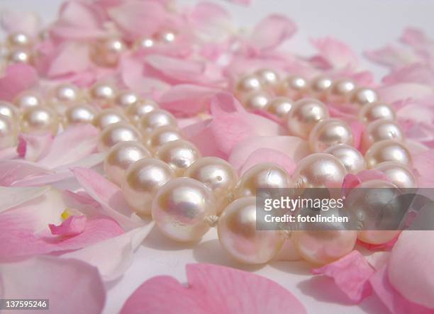 pearls - pink pearls stockfoto's en -beelden