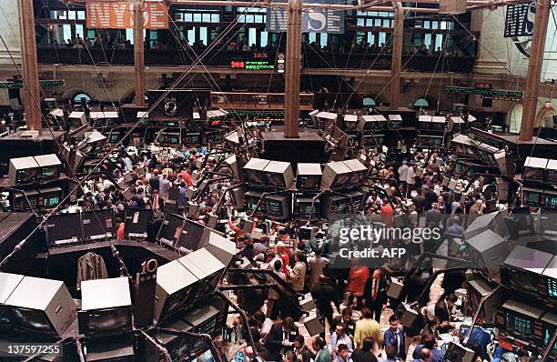 View of the floor of the New-York Stock Exchange where the Dow Jones dropped over 500 points, 19 October 1987, as stocks were devastated during one...