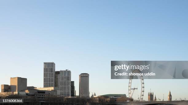 panoramic view of london southbank and westminster skyline at sunrise - big ben london eye dusk stockfoto's en -beelden