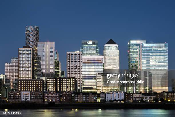 modern city skyline of london canary wharf at dusk - urban sprawl 個照片及圖片檔