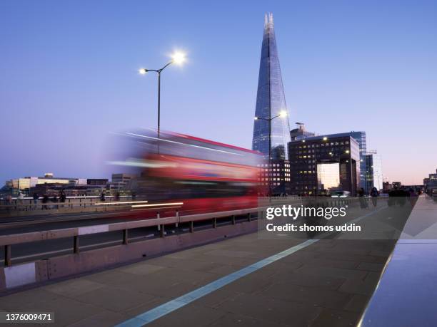 london bridge during rush hour with view of southwark skyline at dusk - blue hour imagens e fotografias de stock