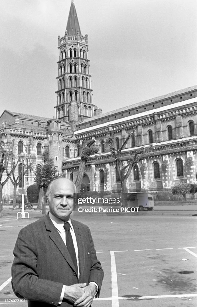 Alain Varray Portrait d'Alain Savary devant la basilique Saint-Sernin de Toulouse ...