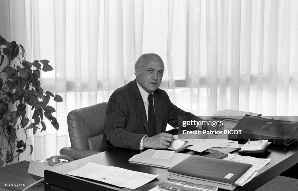 Alain Varray Portrait d'Alain Savary dans son bureau à Toulouse, le 9 juin 1975 ...