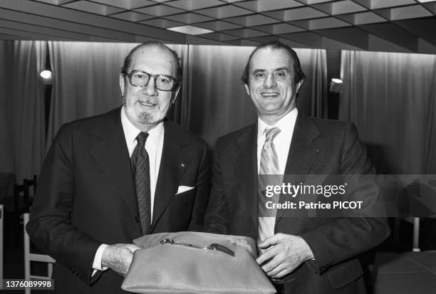 Raymond Oliver et Paul Bocuse lors de leur réception de la 'Fourchette d'Or', le 2 février 1977.