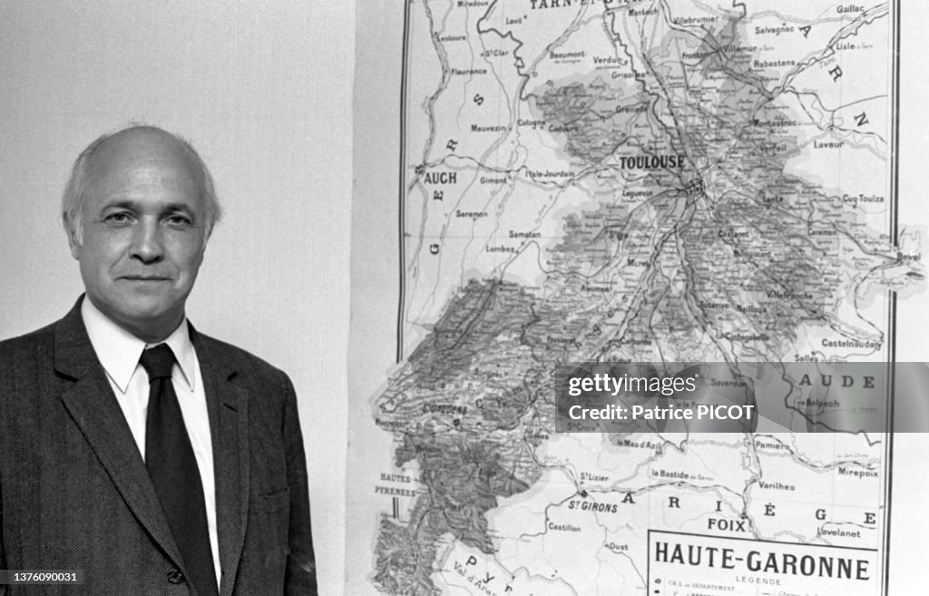 Alain Varray Portrait d'Alain Savary dans son bureau à Toulouse, le 9 juin 1975 ...