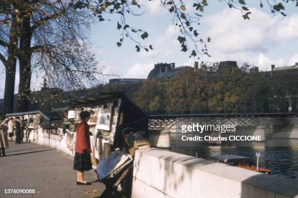 échoppe d'un bouquiniste sur un quai de la Seine à Paris, dans les années 1970.