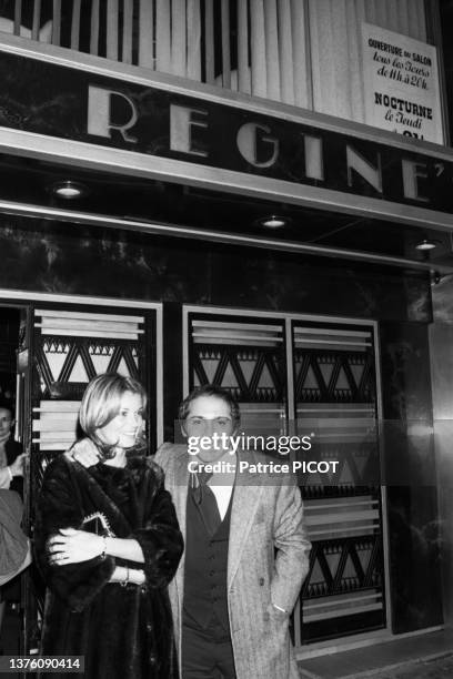 Anne De Zogheb et Paul Anka au cabaret 'Chez Régine' à Paris, le 18 janvier 1977.