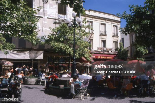 Terrasse de café dans le quartier de Passy à Paris, dans les années 1970.