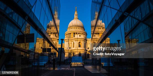 die historische kuppel der london st pauls cathedral spiegelte modernes glaspanorama wider - st paul's cathedral london stock-fotos und bilder