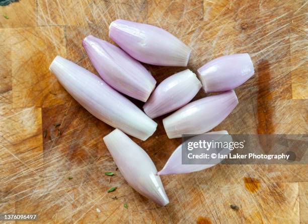 littlebourne, kent, england, uk. 23 january 2022. peeled banana shallots on a chopping board. - shallot stock pictures, royalty-free photos & images